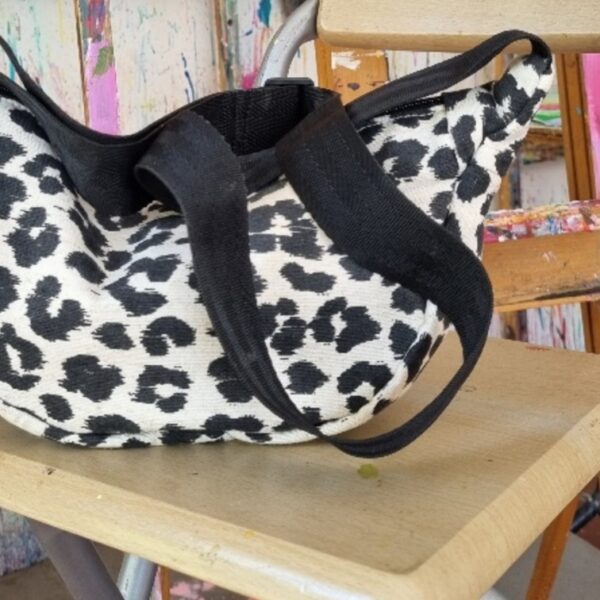 YOUR TOTE COMPANION - LEO BLACK